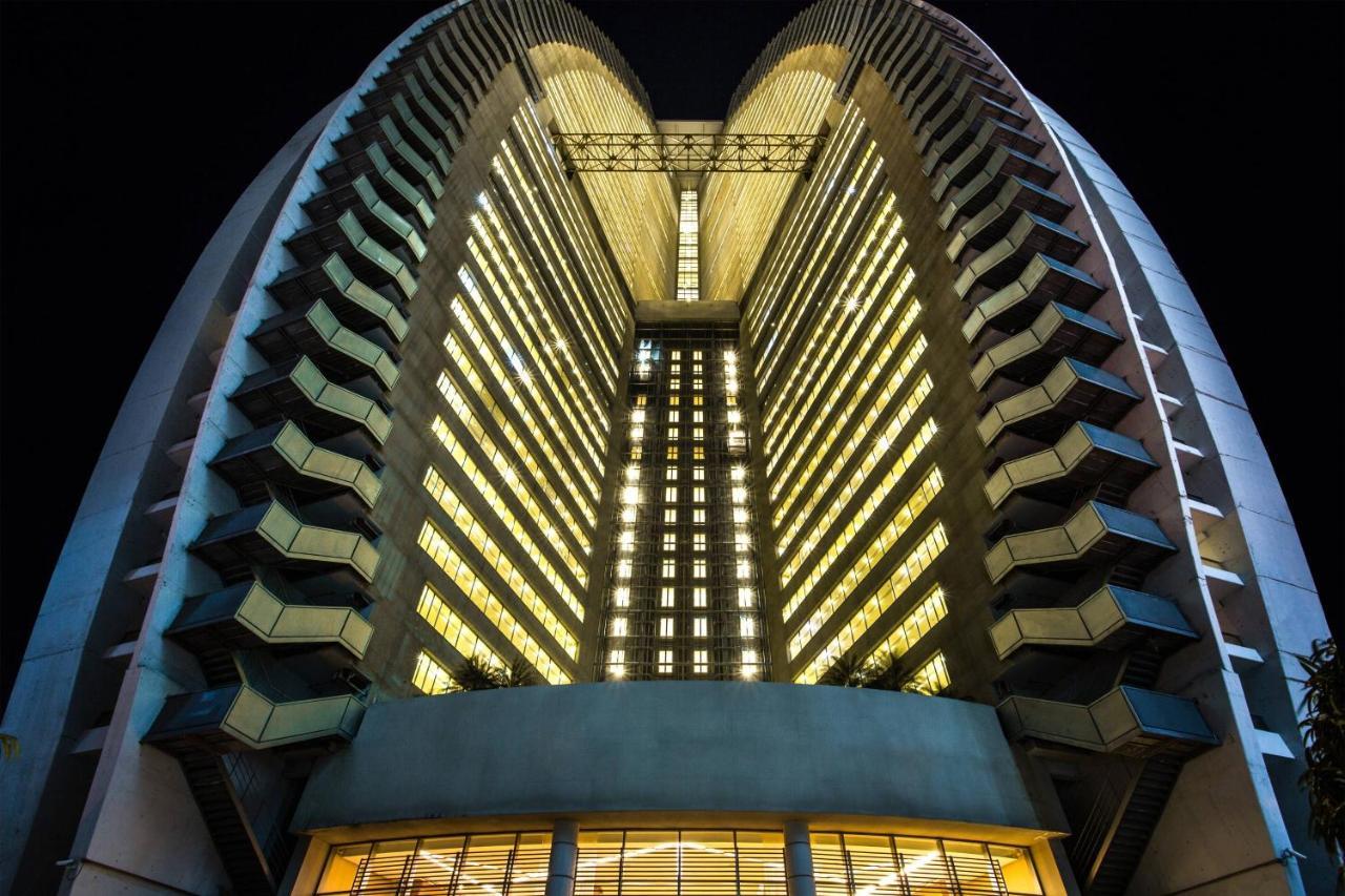 Jw Marriott Panama Otel Dış mekan fotoğraf The hotel at night